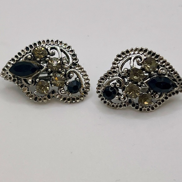 VINTAGE Faux Onyx and‎ Rhinestone Filigree Clip Earrings - Picture 2 of 9